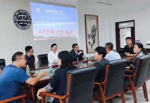 “七十今回首，筑梦法苑人” ——百家乐平台
大连校友会捐赠学院纪念品仪式